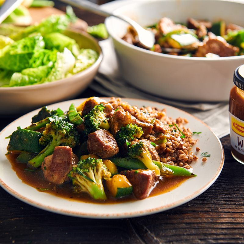 Gulasz wieprzowy z zielonymi warzywami to propozycja na pyszny obiad, który przygotujesz dla całej rodziny. Przepisy na gulasz wieprzowy są przeróżne, ale wybraliśmy na tyle prosty i tradycyjny, że…