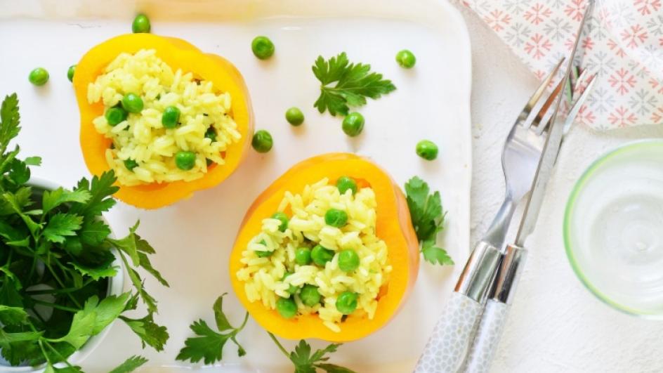 Fűszeres rizzsel és zöldborsóval töltött paprika