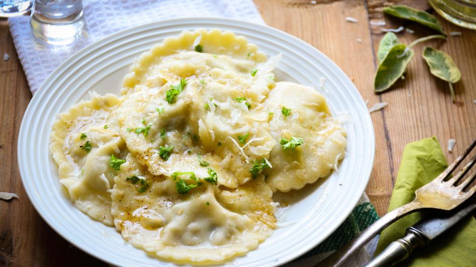 Gombás, házi ravioli barnított vajjal