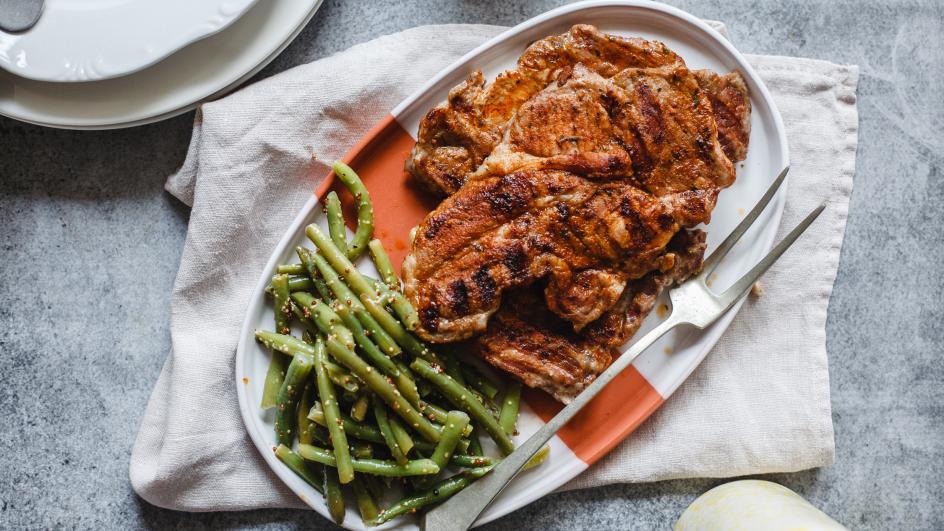 Grillezett tarja mustáros zöldbabsálátával