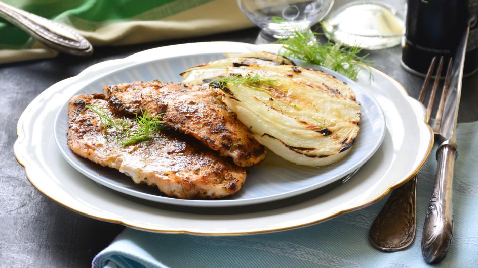 Fűszeres csirke grillezett édesköménnyel