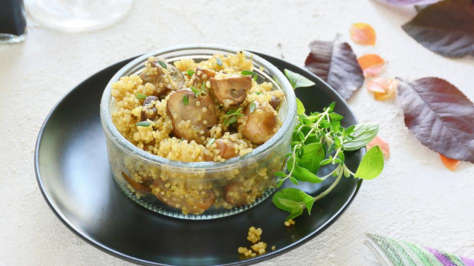 Gombás quinoa saláta