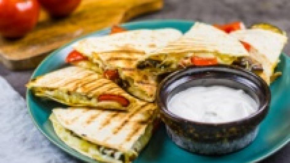 GRILLZÖLDSÉGGEL TÖLTÖTT QUESADILLA TEJFÖLLEL ÉS SAJTTAL