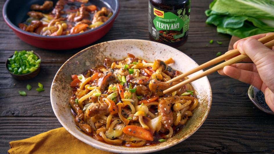 Sertéshúsos udon tészta gombával és teriyaki szósszal