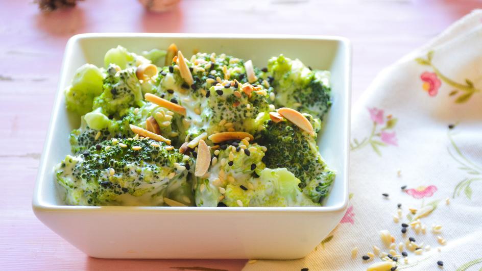 Majonézes brokkolisaláta mandulával