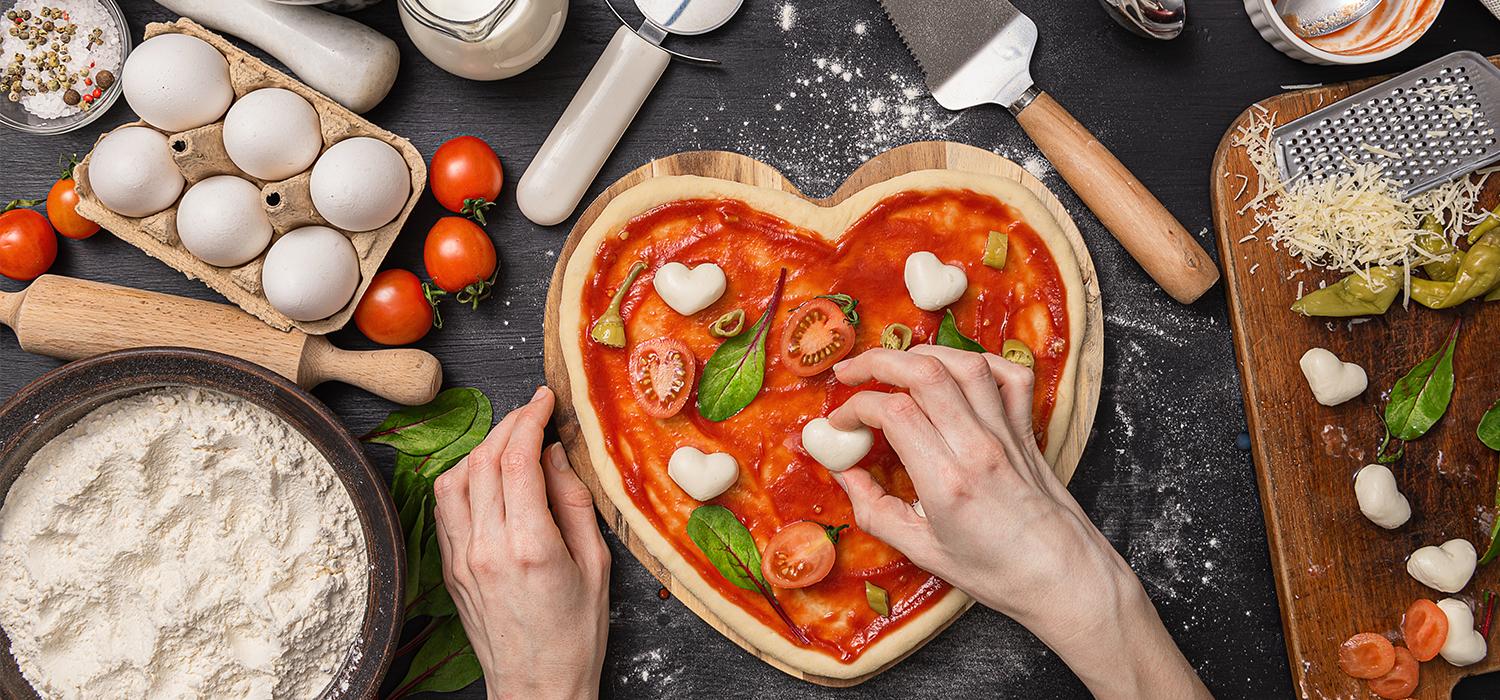 szív alakú pizza, paradicsommal és mozzarellával díszítve