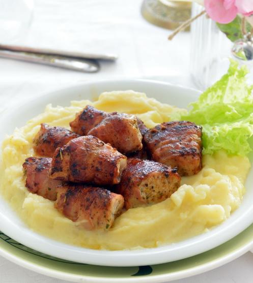 Csirkefalatok baconbundában