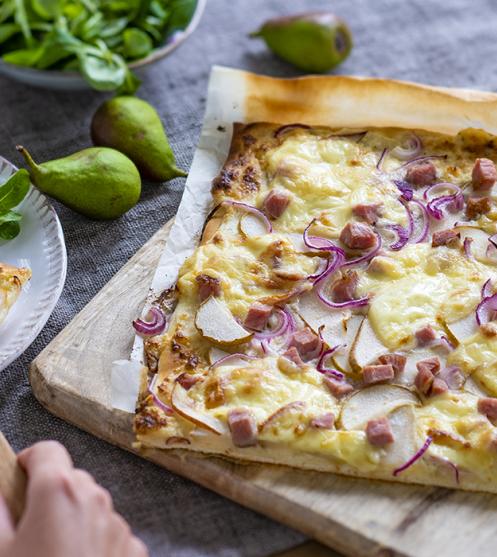 Pizza mit Birne und Raclettekäse