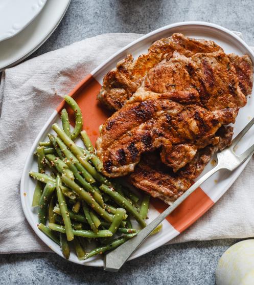 Grillezett tarja mustáros zöldbabsálátával