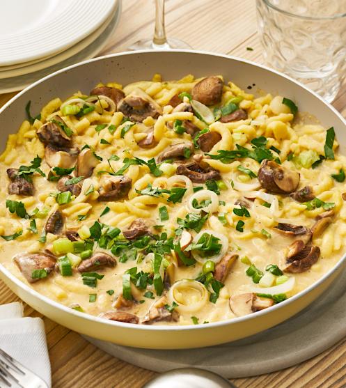 Spätzlepfanne mit frischen Champignons und cremiger Schmelzkäsesauce