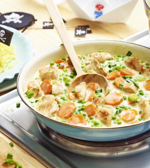 Kartoffelschnee und Putengeschnetzeltes mit Erbsen und Möhren.