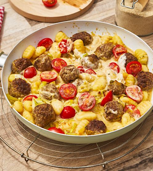Cremige Gnocchi-Pfanne mit Hackbällchen, Tomaten und Lauch.