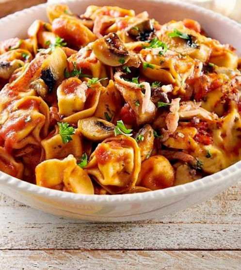 Sonkás-gombás tortellini zöldfűszeres mártásban
