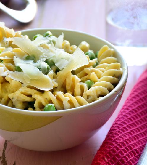 Teljes kiőrlésű tészta zöldborsóval, carbonara szósszal