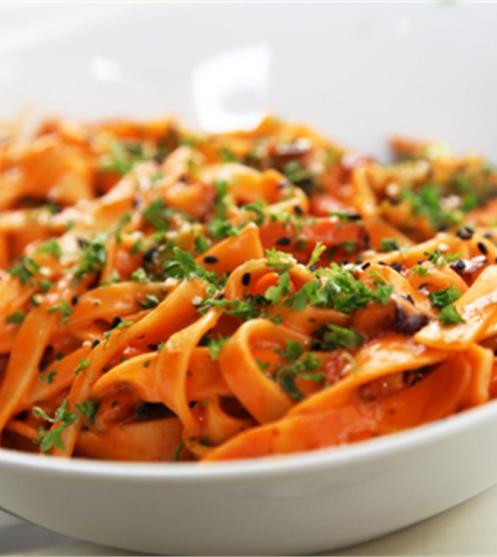 Valami gyors, tápláló vacsorához - fél óra alatt készült tagliatelle tészta zöldségekkel. Csak süss meg néhány fagyasztott vegyes zöldséget zöldpaprikával!