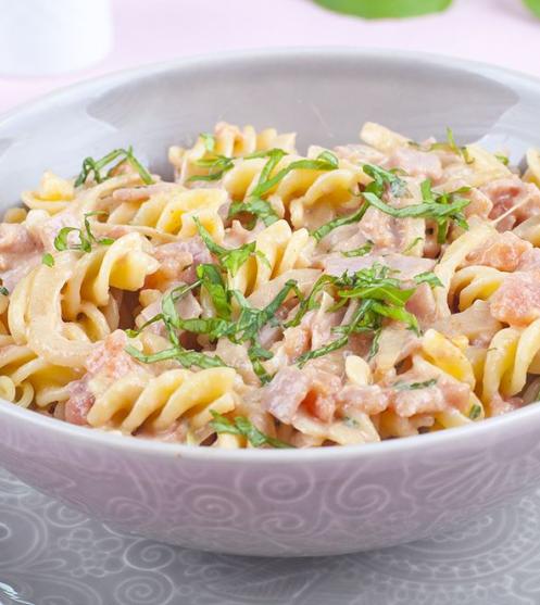 Makaron z sosem śmietanowo-pomidorowym
