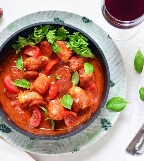 Sonkába tekert csirkefalatok bolognai raguban sütve