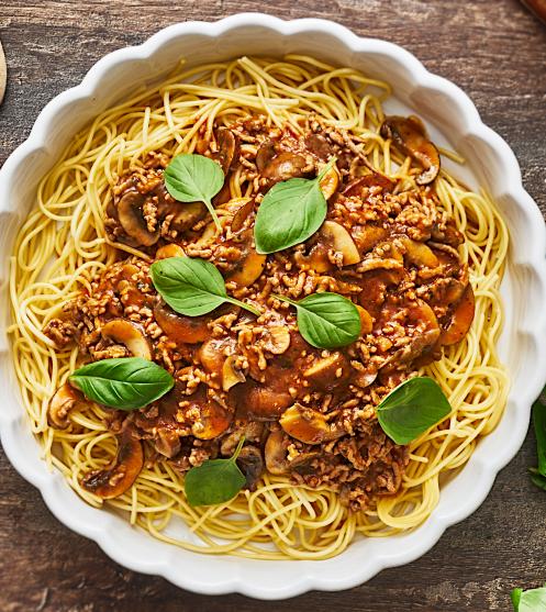 Bolognese mit Champignons, Parmesan & Basilikum-Blättchen.