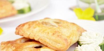 Mediterrán csirkés batyu zöldfűszeres-krémsajtos uborkával