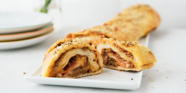 Bolognaival töltött pizzás csiga